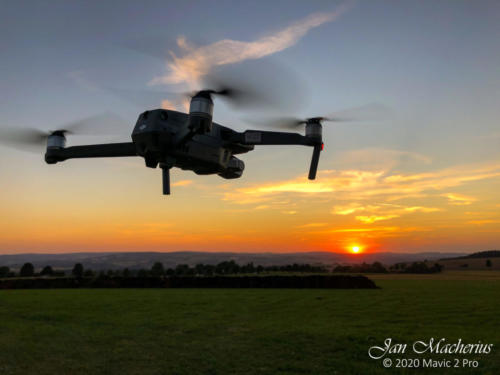 Drohne im Sonnenuntergang